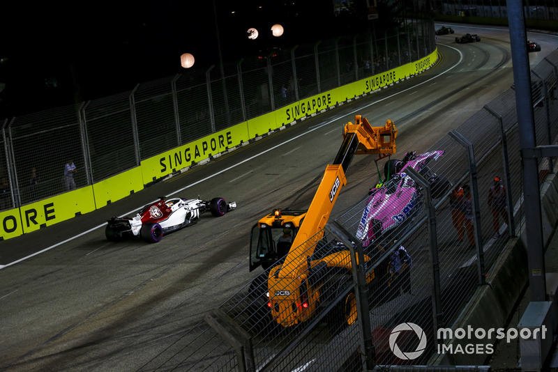 Marcus Ericsson, Sauber C37 passes the crashed car of Esteban Ocon, Racing Point Force India VJM11