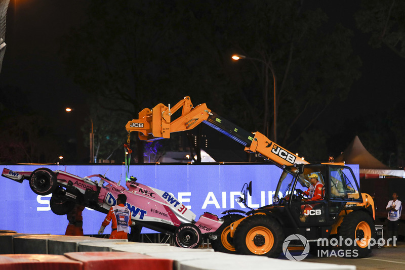 I marshal rimuovono la monoposto danneggiata di Esteban Ocon, Racing Point Force India VJM11