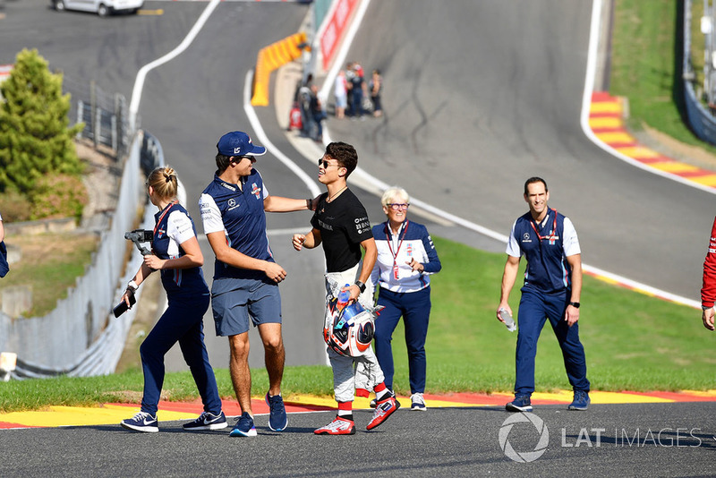 Lance Stroll, Williams Racing walks the track with Nyck De Vries,