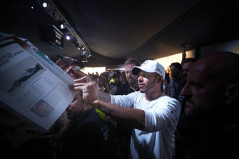 Lewis Hamilton, Mercedes AMG F1, signe des autographes pour les fans