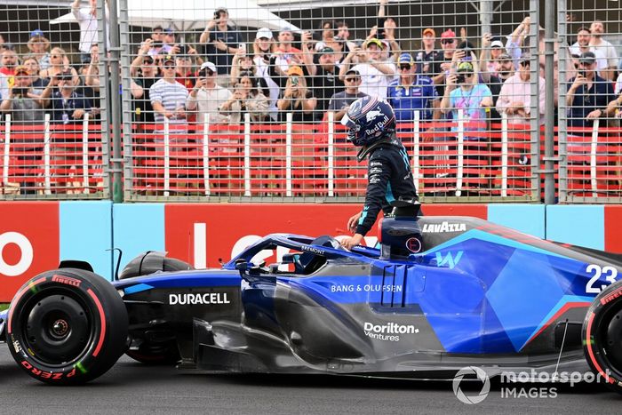 Los oficiales asisten a Alex Albon, Williams FW44, tras una avería en la clasificación
