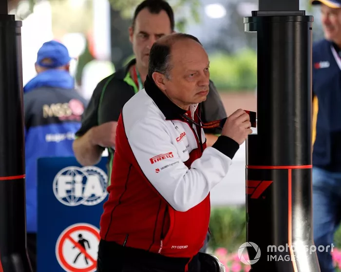 Frederic Vasseur, director del equipo, Alfa Romeo Racing llega al circuito