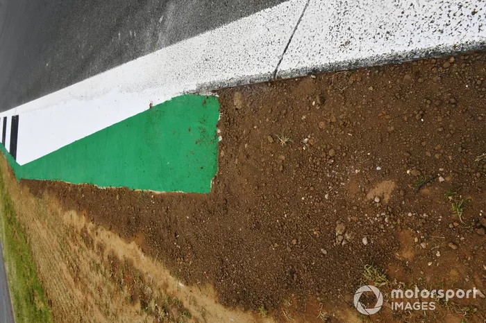 Detalle del bordillo y del circuito