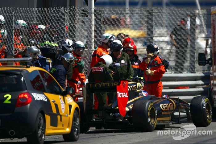 Comisarios y paramédicos atienden a Vitaly Petrov, Lotus Renault GP R31