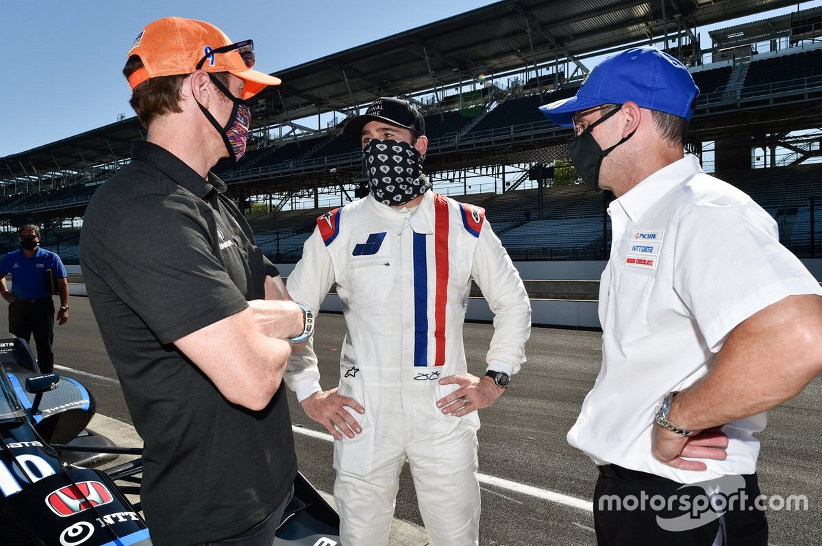 Jimmie Johnson with Scott Dixon and Chip Ganassi Racing team manager Barry Wanser.
