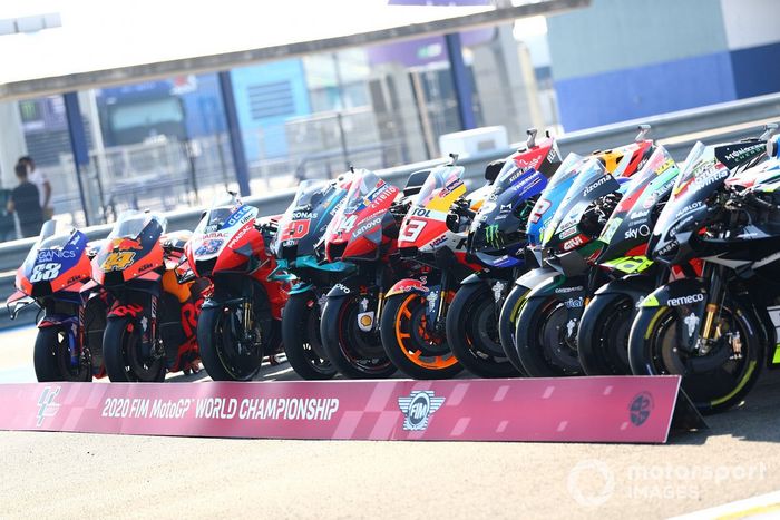 Foto de familia de las motos de MotoGP 2020