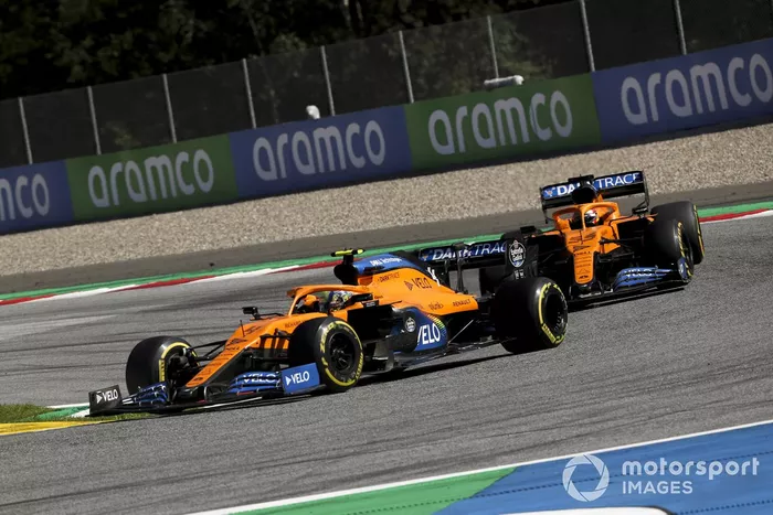 Lando Norris, McLaren MCL35, precede Carlos Sainz Jr., McLaren MCL35