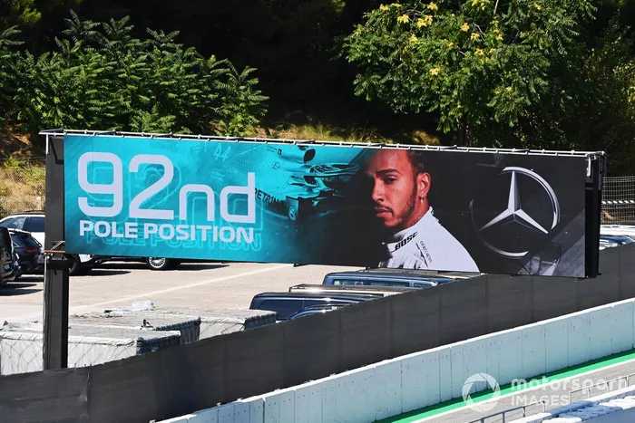 Una pantalla muestra el resultado de la calificación con la pole position 92 para Lewis Hamilton, Mercedes-AMG Petronas F1