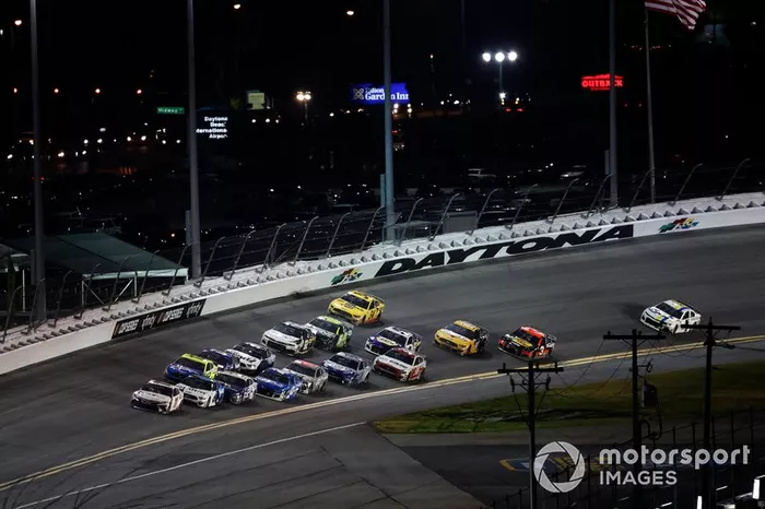 Denny Hamlin, Joe Gibbs Racing, Toyota Camry FedEx Express, Ryan Newman, Roush Fenway Racing, Ford Mustang Koch Industries, Ryan Blaney, Team Penske, Ford Mustang Menards / Peak, penúltima vuelta