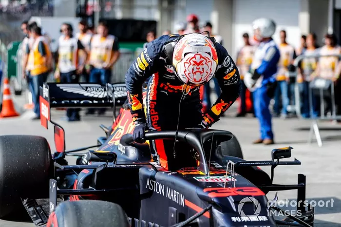 Il poleman Max Verstappen, Red Bull Racing, festeggia nel parco chiuso