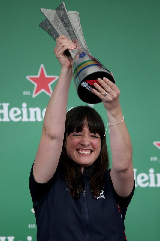 Hannah Schmitz, ingeniera de estrategia de Red Bull Racing, con el trofeo del constructor ganador en el GP de Brasil 2019