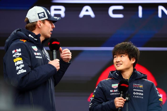 Max Verstappen, Red Bull Racing RB21, Yuki Tsunoda, RB F1 Team VCARB 02