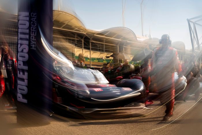 #7 Toyota Gazoo Racing Toyota GR010 — гибрид: Майк Конвей, Камуи Кобаяши, Ник Де Врис