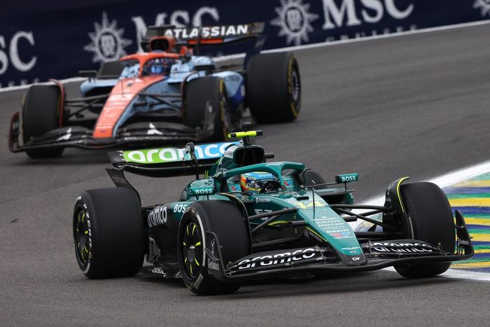 Fernando Alonso, Aston Martin Racing, Alexander Albon, Williams