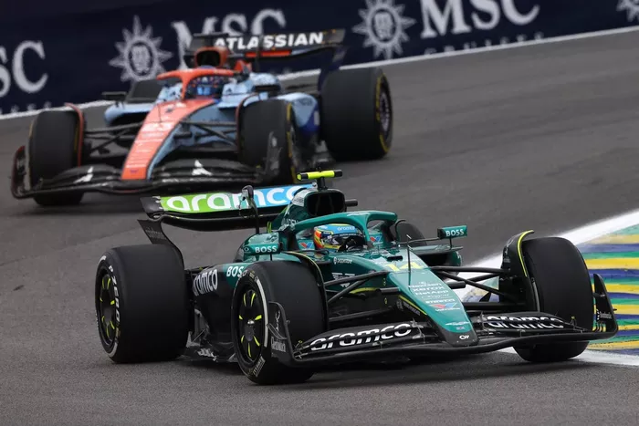 Fernando Alonso, Aston Martin Racing, Alexander Albon, Williams