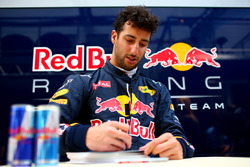Daniel Ricciardo, Red Bull Racing signeert handtekeningen voor de fans