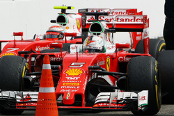 Sebastian Vettel, Ferrari SF16-H; Kimi Räikkönen, Ferrari SF16-H