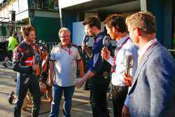 Romain Grosjean, Haas F1 Team mit Gene Haas, Haas Automotion Präsident; Steve Jones, Channel 4 F1 Mo