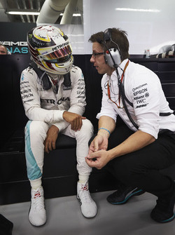 Lewis Hamilton, Mercedes AMG F1 W07 híbrido con Toto Wolff, Mercedes AMG F1 accionista y Director Ejecutivo