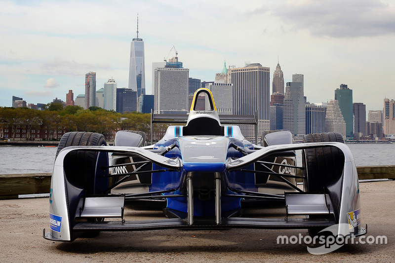 Un coche de Fórmula E con el horizonte de la ciudad de Nueva York