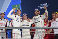 Подіум: переможці - Тімо Бернхард, Марк Веббер, Брендон Хартлі, Porsche Team