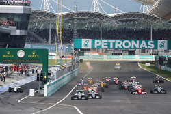 Lewis Hamilton, Mercedes AMG F1 W07 Hybrid líder al inicio de la carrera