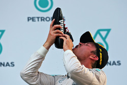 Ніко Росберг, Mercedes AMG F1 п’є із гоночного черевика Даніеля Ріккардо, Red Bull Racing на подіумі