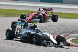 Nico Rosberg, Mercedes AMG F1 W07 Hybrid; Kimi Räikkönen, Ferrari SF16-H