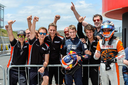 Richard Verschoor en Jarno Opmeer met het team