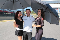 Luca Raggi con le grid girl