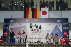 Podium: Sieger #1 Porsche Team, Porsche 919 Hybrid: Timo Bernhard, Mark Webber, Brendon Hartley; 2.