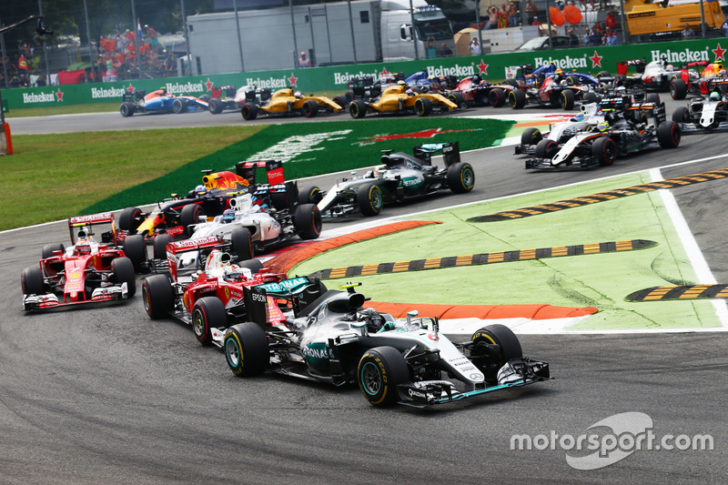 Nico Rosberg, Mercedes AMG F1 W07 Hybrid leads at the start of the race