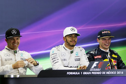 Persconferentie: Nico Rosberg, Mercedes AMG F1, tweede; Lewis Hamilton, Mercedes AMG F1, pole-positi