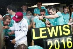 Ganador de la carrera Lewis Hamilton, Mercedes AMG F1 celebra con el equipo