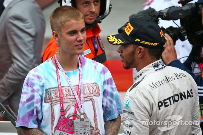 Justin Bieber y Hamilton en la ceremonia del podio en Mónaco