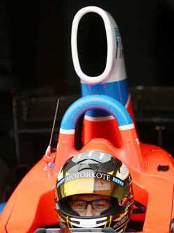 Tim Macrow testet das neue Auto der Formula Thunder 5000