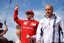 Kimi Raikkonen, Ferrari y Valtteri Bottas, Williams en el desfile de pilotos