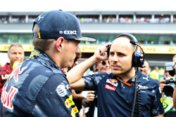 Макс Ферстаппен, Red Bull Racing говорит с Джанпьеро Ламбьязе, гоночным инженером