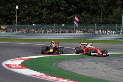 Max Verstappen, Red Bull Racing RB12; Kimi Räikkönen, Ferrari SF16-H