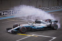 Lewis Hamilton, Mercedes AMG F1 W08, with doughnuts