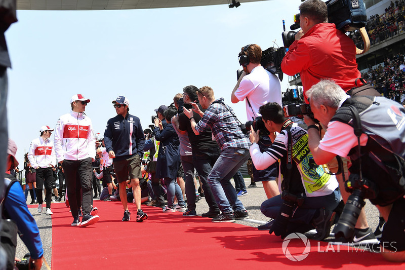 Marcus Ericsson, Sauber et Sergio Perez, Force India lors de la parade des pilotes