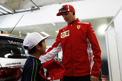 Kimi Raikkonen, Ferrari, incontra un bambino cinese