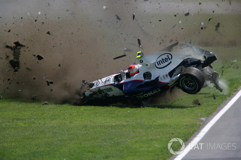 Robert Kubica, BMW Sauber F1.07, yarışta kaza yapıyor