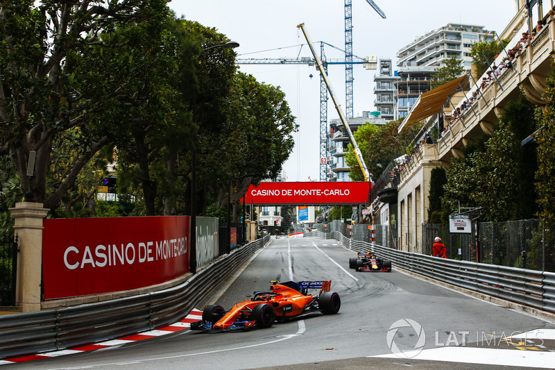 Stoffel Vandoorne, McLaren MCL33, precede Max Verstappen, Red Bull Racing RB14