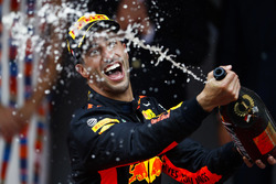 Il vincitore della gara Daniel Ricciardo, Red Bull Racing, spruzza lo champagne sul podio