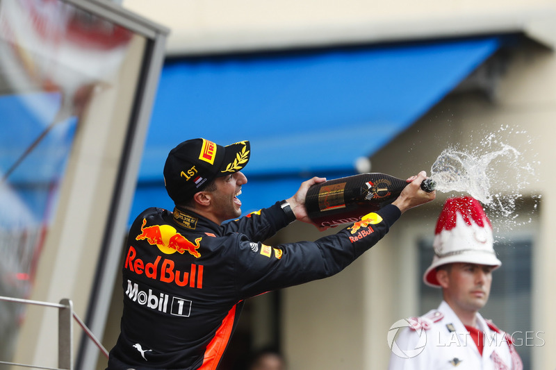 Daniel Ricciardo, Red Bull Racing, agite le champagne