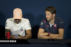 Льюис Хэмилтон, Mercedes AMG F1, и Ромен Грожан, Haas F1 Team