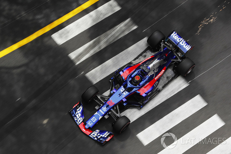 Brendon Hartley, Toro Rosso STR13, strikes up sparks