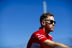 Sebastian Vettel, Ferrari, lors de la parade des pilotes