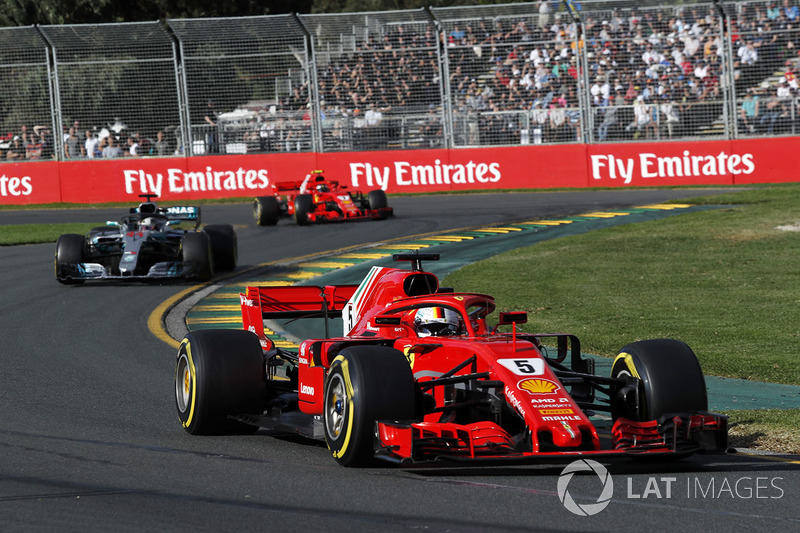 Sebastian Vettel, Ferrari SF71H ve Lewis Hamilton, Mercedes-AMG F1 W09